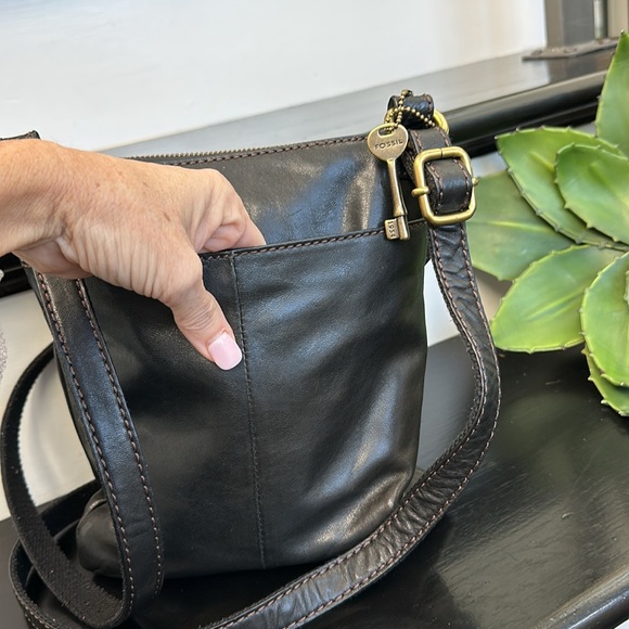 Fossil genuine, leather Crossbody shoulder handbag purse, like new black - Picture 5 of 9